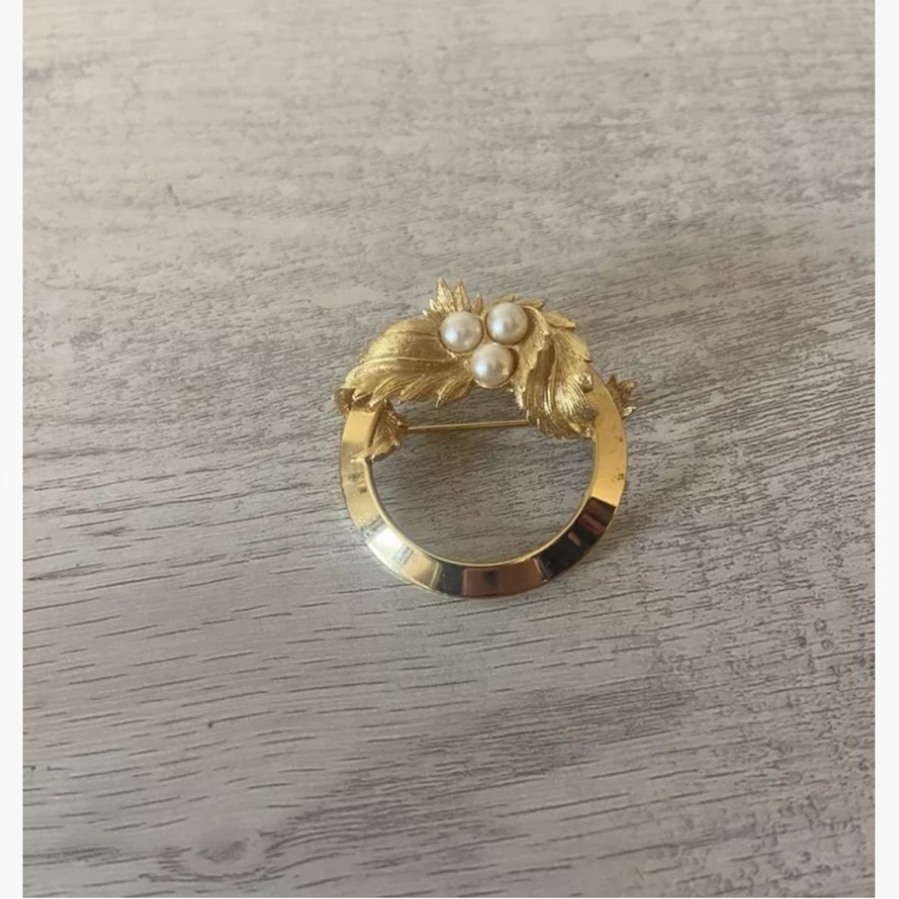 Vintage SARAH COVENTRY Wreath Brooch Gold Tone Faux Pearl Pin